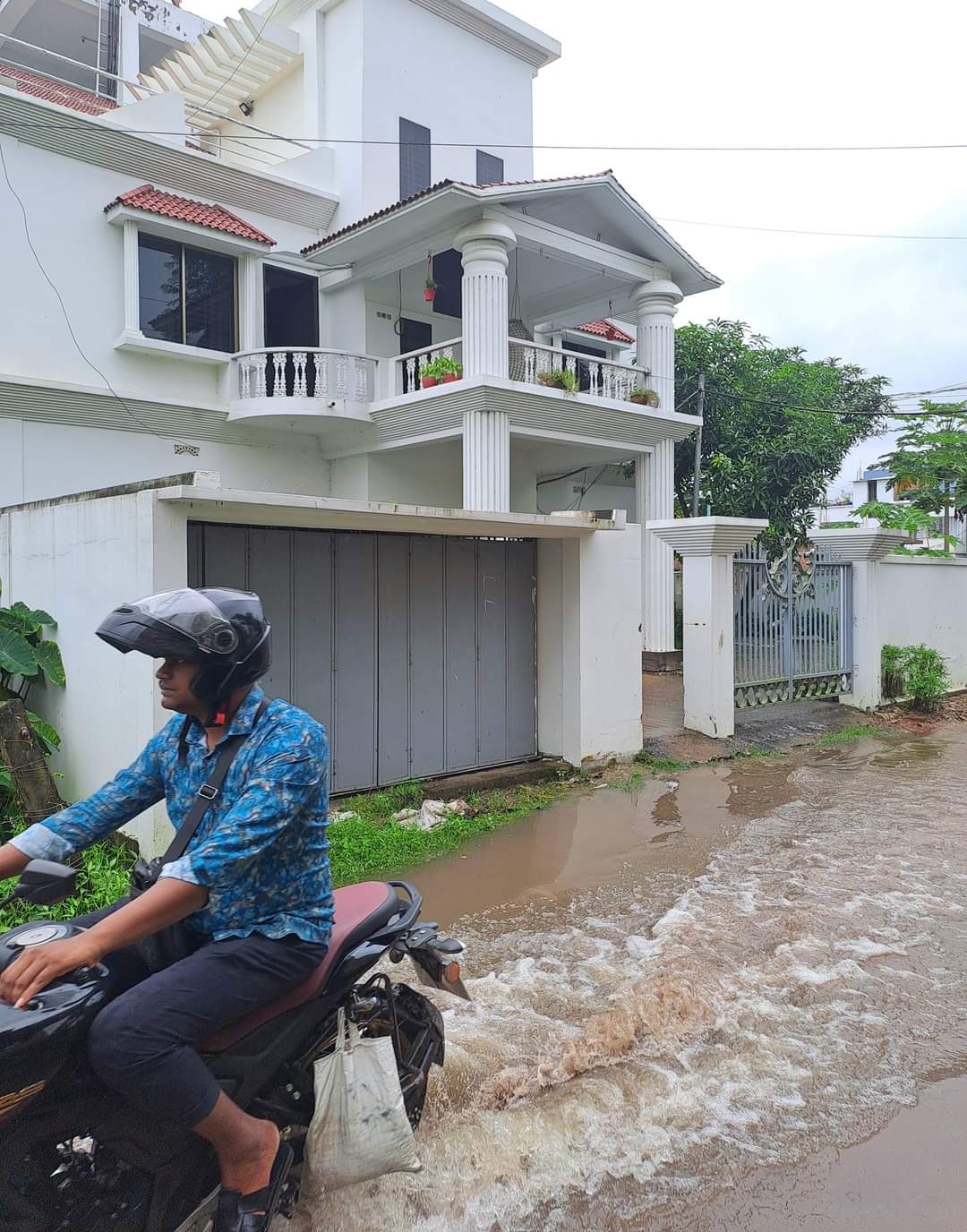 সাড়ে তিন ঘণ্টার বৃষ্টিতে নড়াইল শহরের বাসাবাড়িতে ঢুকেছে পানি