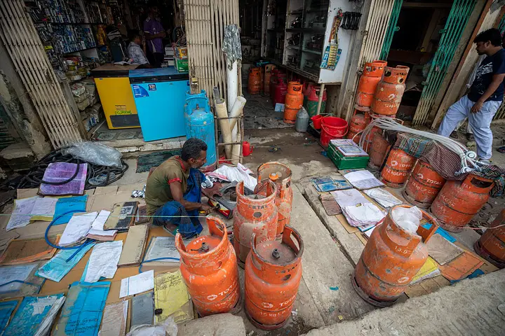 বন্যার পানিতে ক্ষতিগ্রস্ত গ্যাসের চুলা মেরামতের চেষ্টা করা হচ্ছে