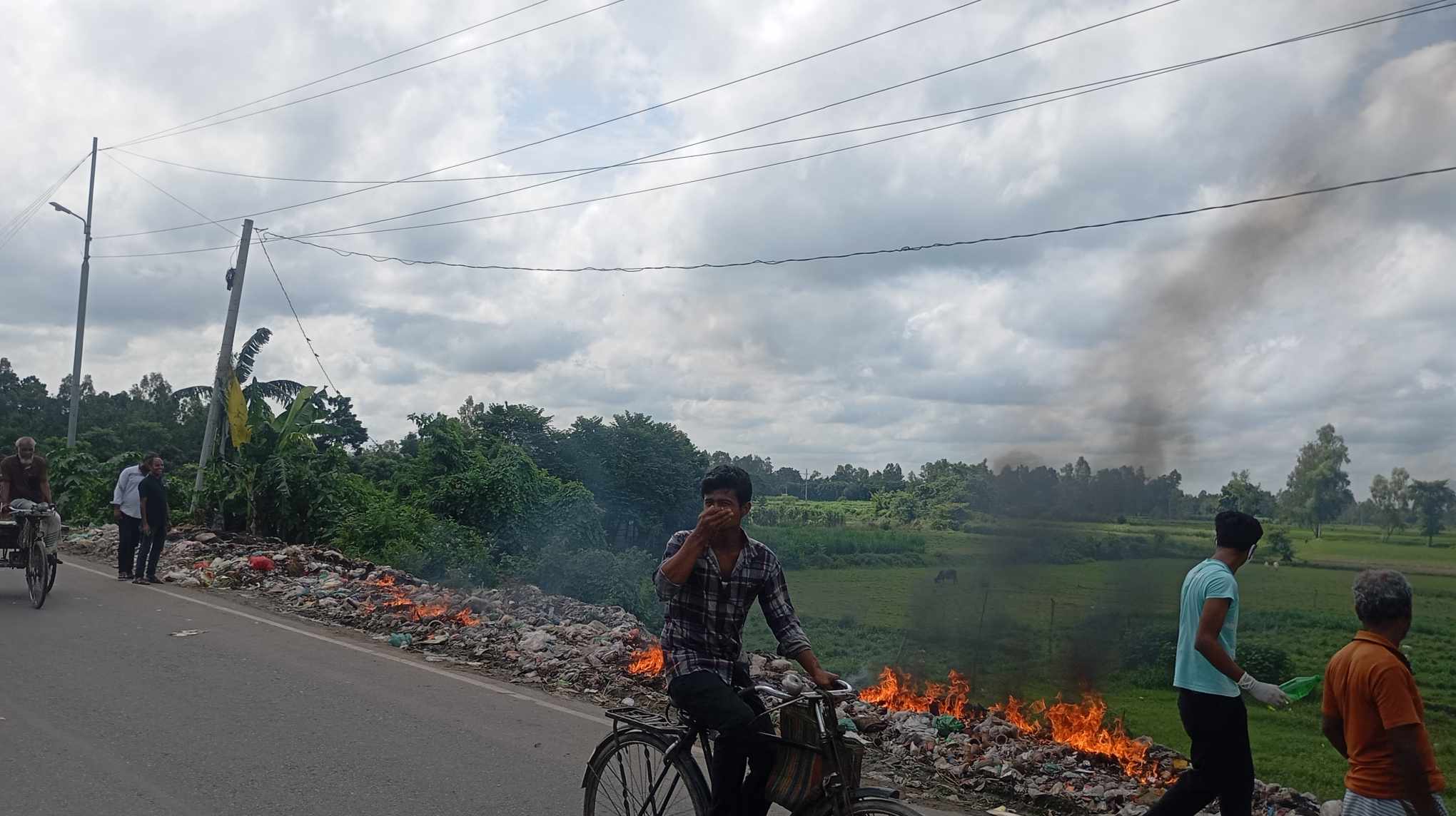 ব্রিজের দু’পাশে ইউএনও’র পরিষ্কার পরিচ্ছন্নতা অভিযান